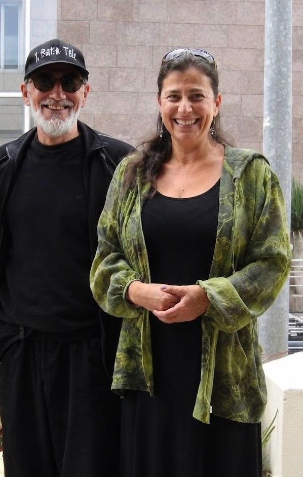 Ra Uru Hu e Méris Oliveira sorrindo lado a lado